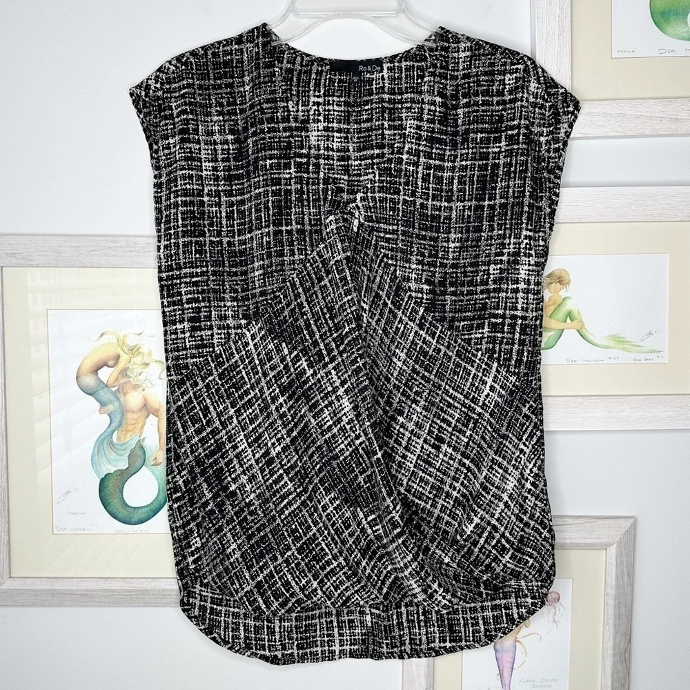 RO & De Black & White Geometric Print Sleeveless Twist Front Top Women’s XS